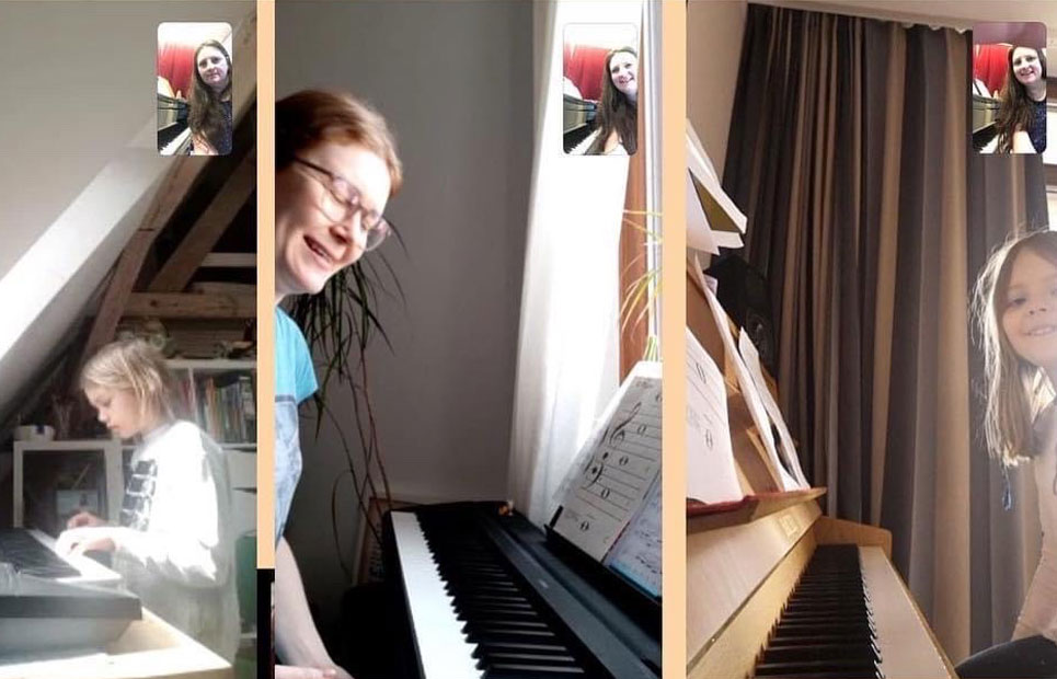 Kinder am Klavier beim Onlineunterricht