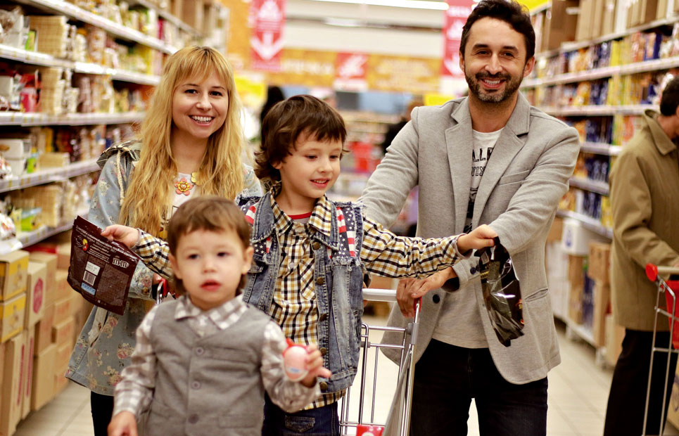 Familie gemeinsam beim Einkaufen
