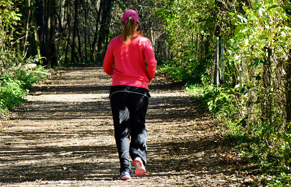 Frau joggt im Wald