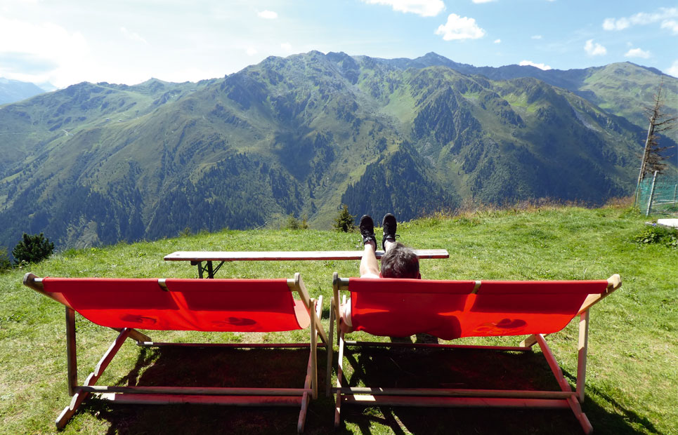 Zwei Liegestühle mit Blick auf die Berge