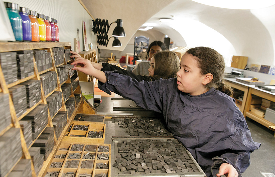 Kinder in der Druckwerkstatt des Jungen Museums Frankfurt.