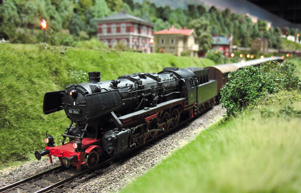 HO-Lokomotive auf einer Modellbahnstrecke