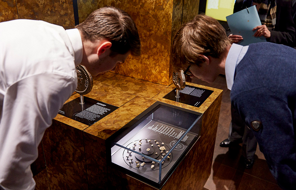 Zwei Jungen schauen sich ein Ausstellungsstück im Geldmuseum an