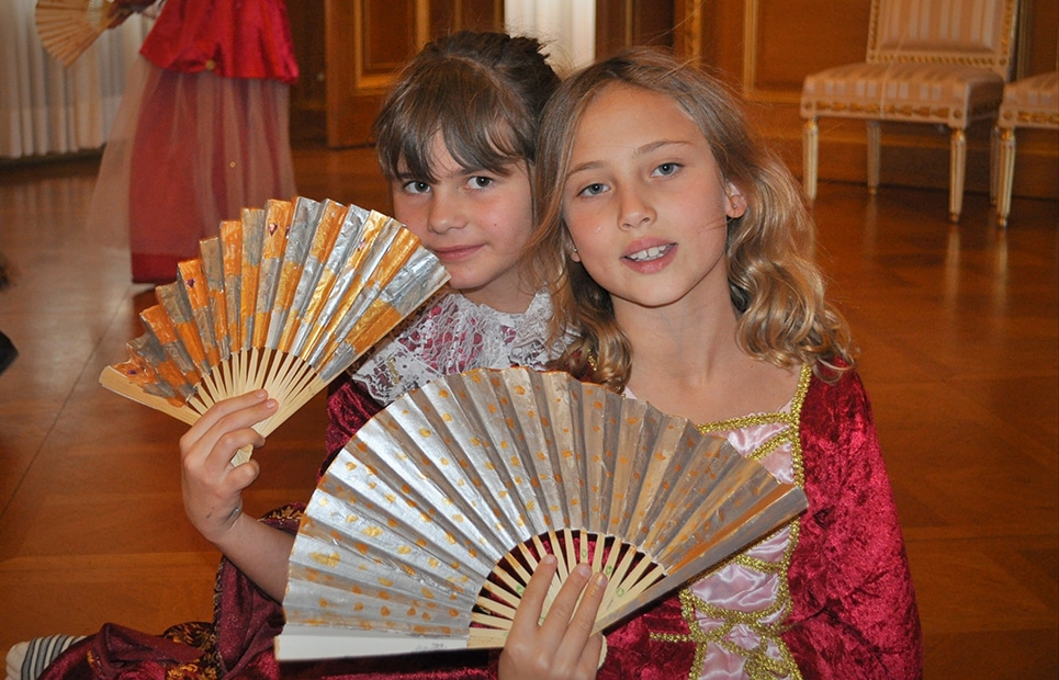 Zwei verkleidete Mädchen mit Fächern in ihrer Hand