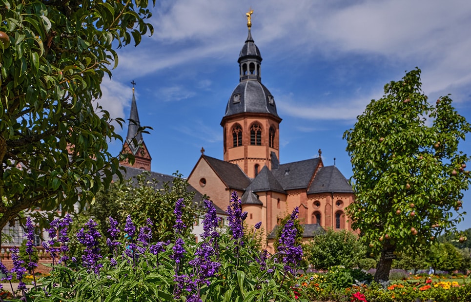 Blick vom Klostergarten auf das Kloster Seligenstadt